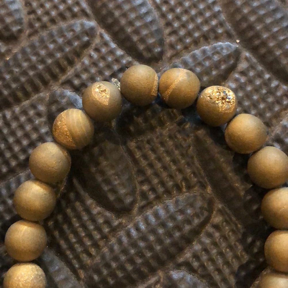 Hand-beaded bracelet - Picture 3 of 3